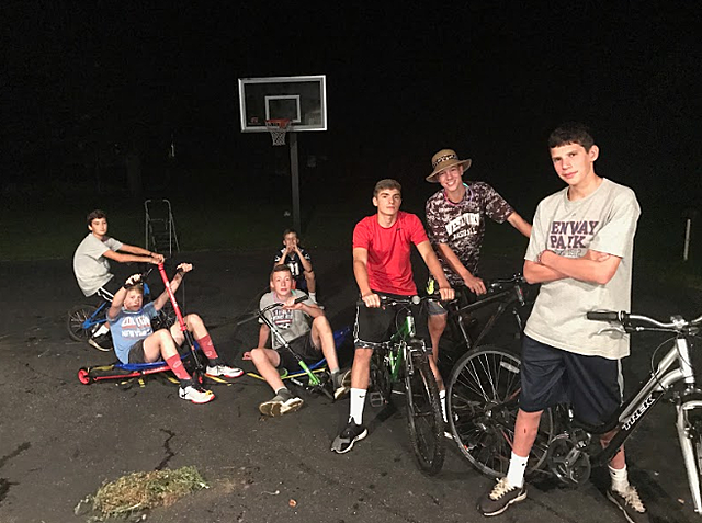 Mis amigos y yo fuimos a seis banderas para mi catorce cumpleaños y después de seis banderas nos quedamos hasta uno en la mañana y montar en las bicicletas y los scooters