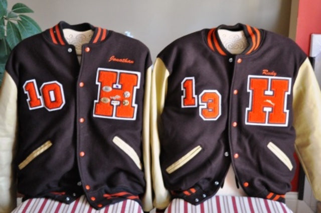 Hace trescientos y tres días que recibió la carta de nadando