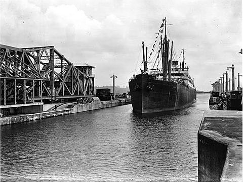 US gains control over Panama Canal.