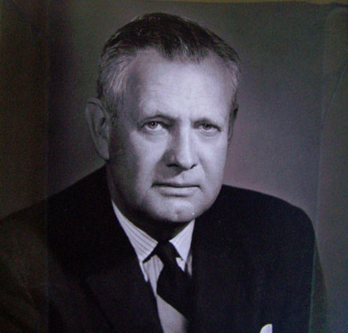 George R. Beach Jr. becomes mayor