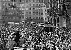 Hitler attempts to overthrow the Weimar government (Beer Hall Putsch)