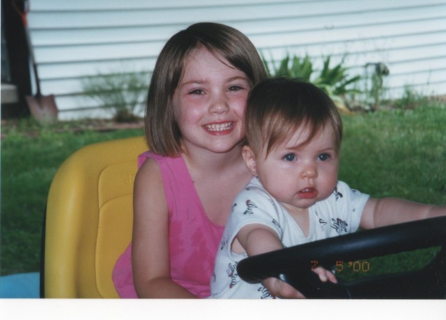 Hace diez años que monté el cortadora de césped con mi hermana Haley.