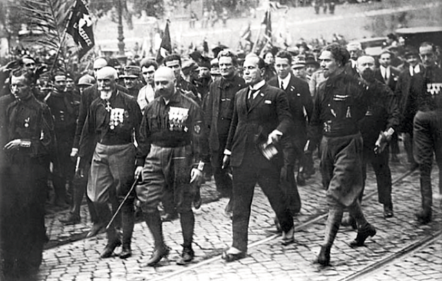 Mussolini Threatens to March on Rome
