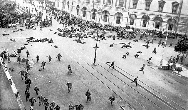 La tropa dispara contra la muchedumbre