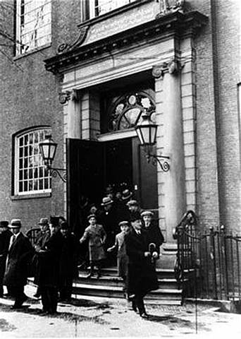 Jews leave Amsterdam