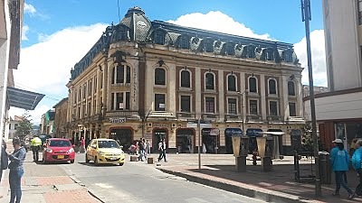 which was the first shopping center in Bogota