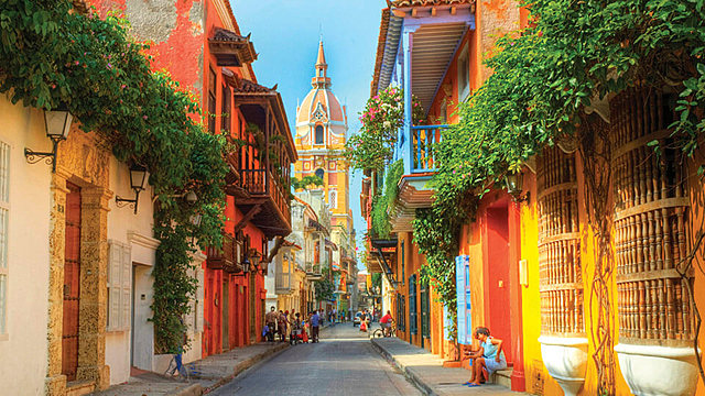 Bogota was the capital of the Viceroyalty of the new Granada. With what city did the viceregal seat become?