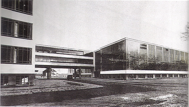 Traslado de la escuela a Dessau