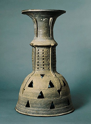 Vessel stand with snake decoration