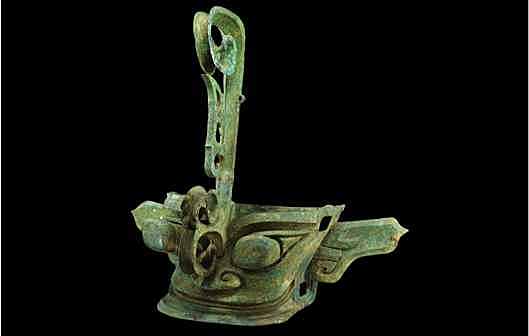 Mask with hooked-cloud ornament