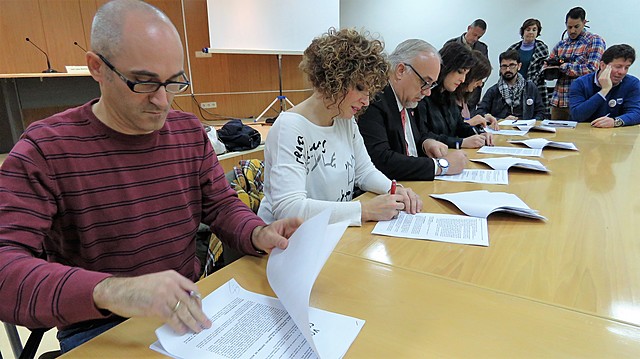 Aparecen funcionarios