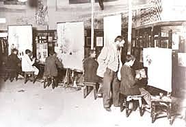 Después del siglo V a.C.la educación se comienza a democratizar y se crean escuelas.