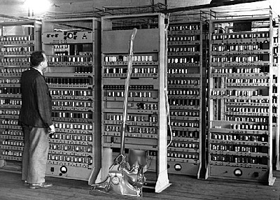 1940's, Las primeras computadoras digitales modernas aparecieron y las instrucciones para hacerlas funcionar fueron conectadas a la máquina.