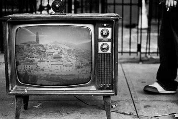 Televisión a blanco y negro.