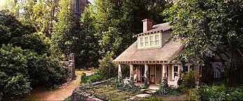 Nick Carraway arrives in West Egg