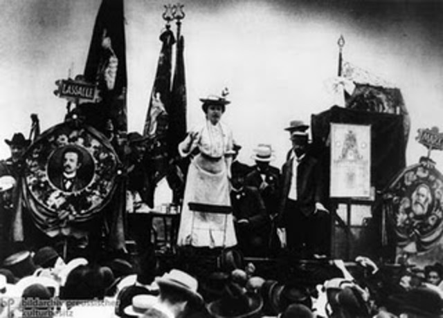 Los militares asesinaron  a Liebknecht  y a Rosa Luxemburgo.