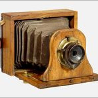 Timeline: El primer fotógrafo fue Joseph Nicéphore Niépce en 1826, utilizando una cámara hecha de madera fabricada por Charles y Vincent Chevalier en París