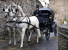 La mujer de negro le da una nota a Oscar