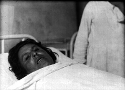 Eva Iriona despierta después de su accidente con el ácido el dia de su boda