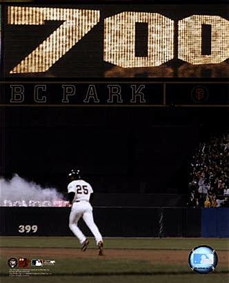 Bonds hits his 700th career home run.