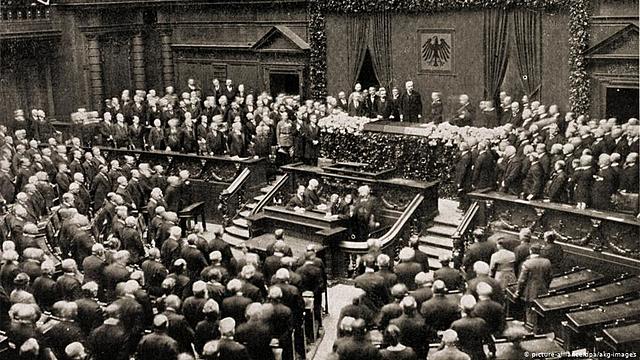 Fi de la Consititució de Weimar