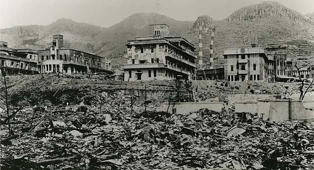 EE.UU. lanza una bomba nuclear en Hiroshima.