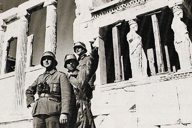 Italia invade Grecia