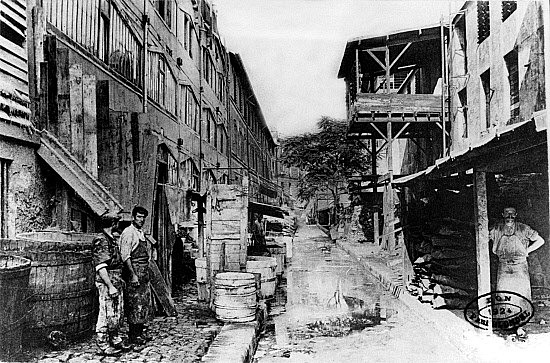 Nace Lazarus Jann en una calle del distrito de Les Gobelins, en París.