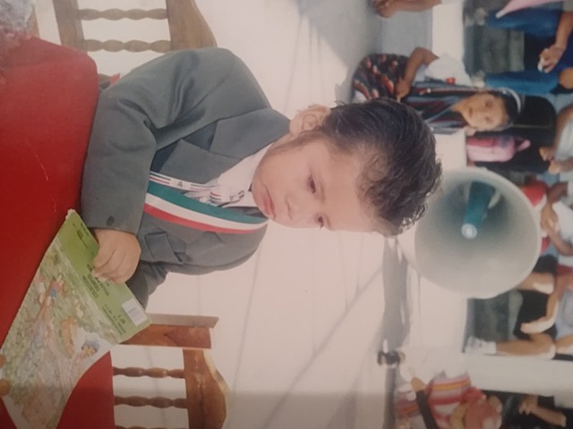 Formación y un Benito Juárez blanco llorando