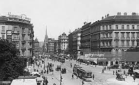 hitler moves to Vienna