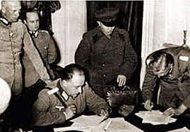 Germany signs a non-agression pact with the URSS