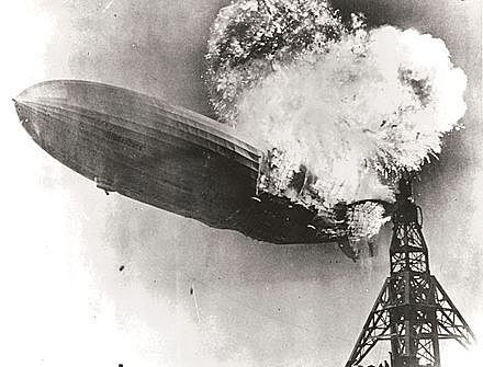 Le LZ 129 Hindenburg explose à Lakehurst
