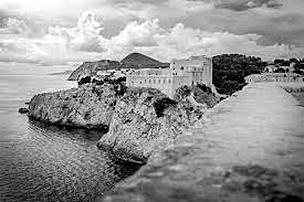 Irene conoce a Hannah y a Ismael y visita el pueblo de Bahía Azul.