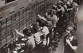 Se instala la primera central pública telefónica, en USA, con componentes electrónicos e incluso parcialmente digital.