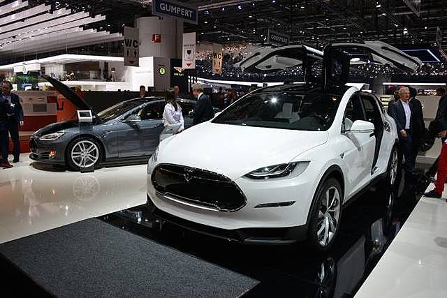 Lanzamiento del Tesla Model X, basado en el modelo S