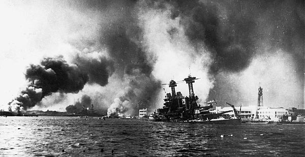 Japón bombardea la base de Pear Harbor de Estados Unidos.