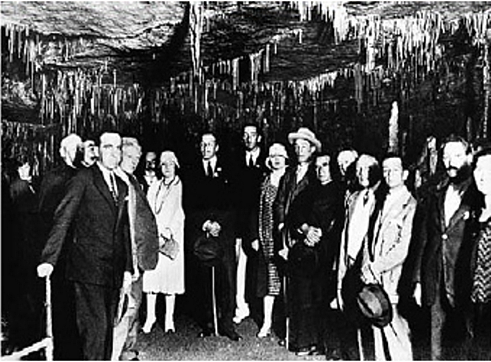 El Rey Alfonso XII  visita las cuevas de altamira