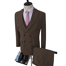 El hombre del traje color castaño