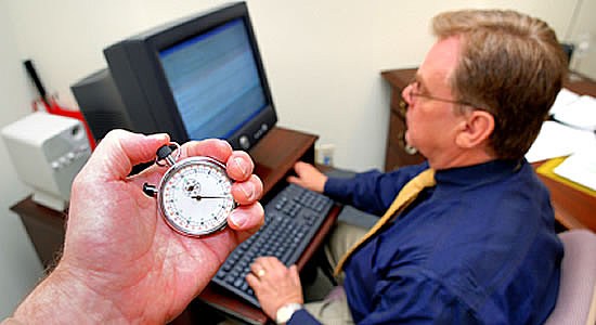 Se limitan la jornada laboral y fija los primeros niveles mínimos para los trabajadores.