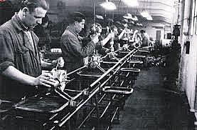 Robert Owen pone en marcha un programa para el mejoramiento ambiental, educacional y moral de los trabajadores