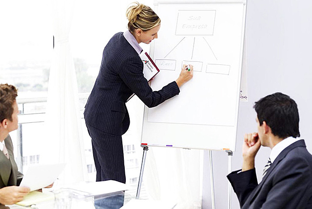 Se establece la primera empresa  para realizar asesoramiento a los industriales en París.