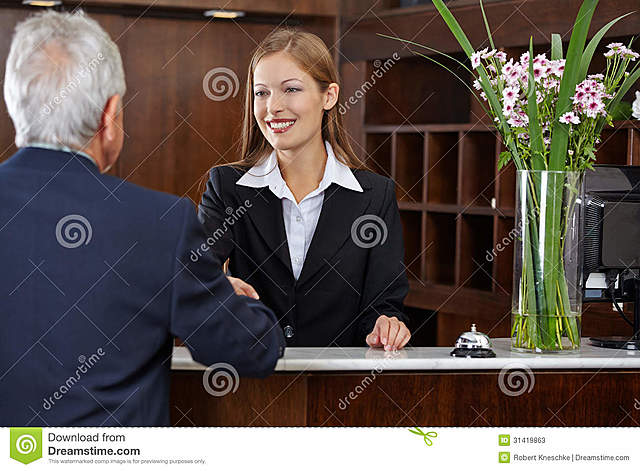 Lo saluda la Recepcionista