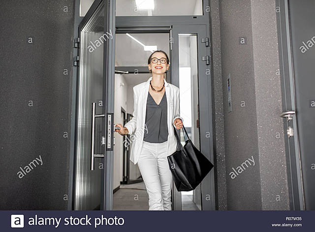 Cliente sale de las instalaciones