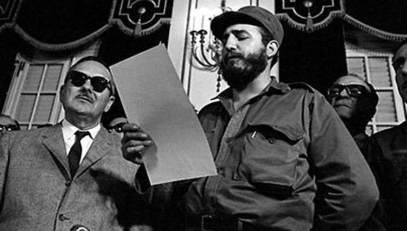 Fidel Castro toma el poder en Cuba.