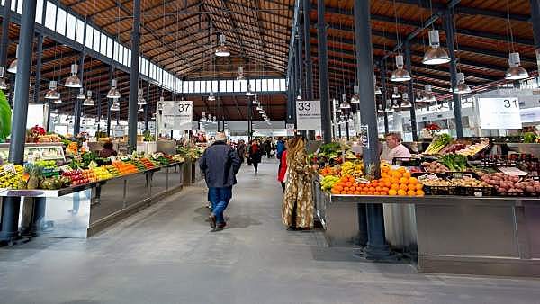 El hombre del traje color castaño.