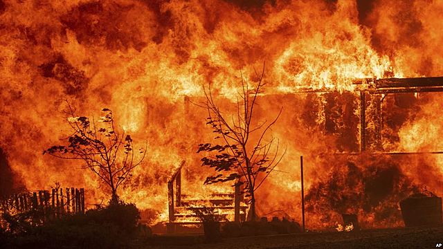 Mijail Finge su muerte y la de su esposa en un incendio