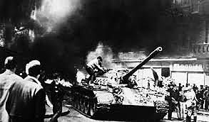 Tropas del Pacto de Varsovia invaden Checoslovaquia.