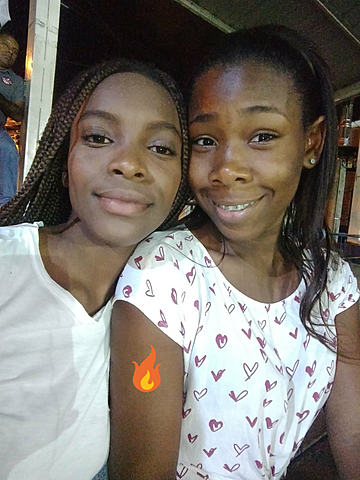 viendo la final de el equipo de el barrio con una amiga