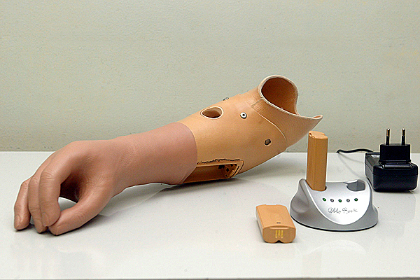 Mijail le construye manos a Benjamín Sentís