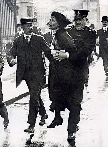 Emmeline Pankhurst wordt in London opgepakt toen ze een verzoekschrift aan de koning wilde aanbieden.